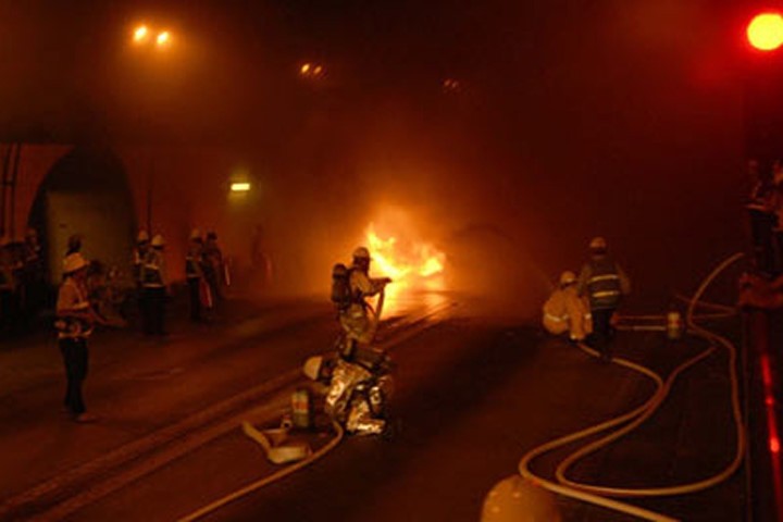 Cứu xe khách bốc cháy dữ dội trong hầm Hải Vân thế nào?