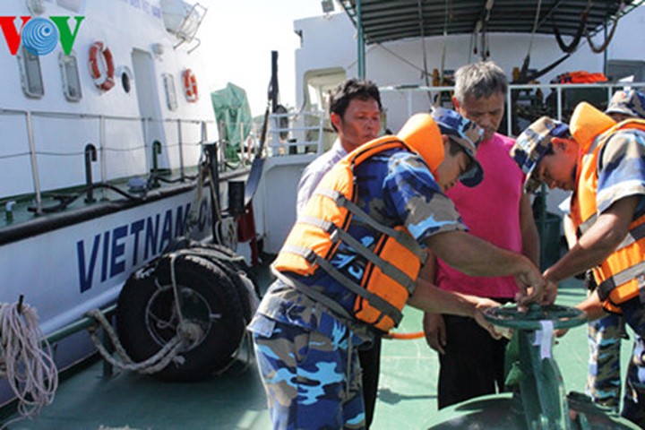 Cảnh sát biển 4 bắt tàu nước ngoài buôn lậu dầu trên biển