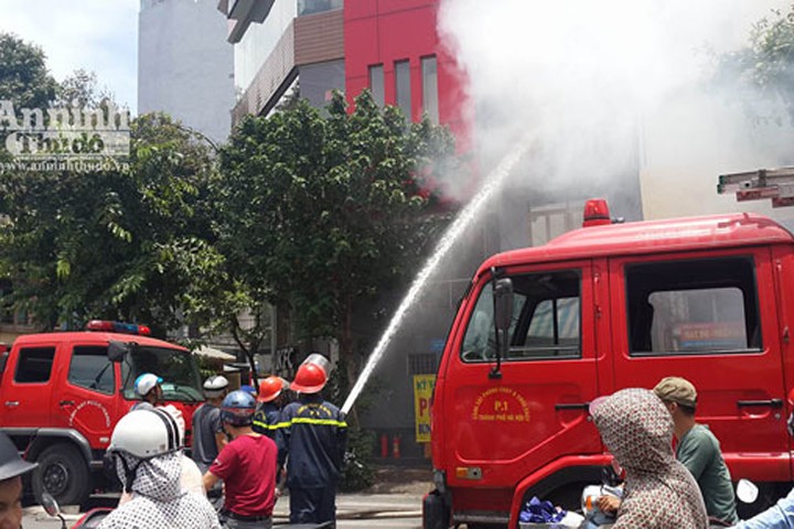 Hà Nội: Cháy dữ dội cạnh nhà hàng KFC