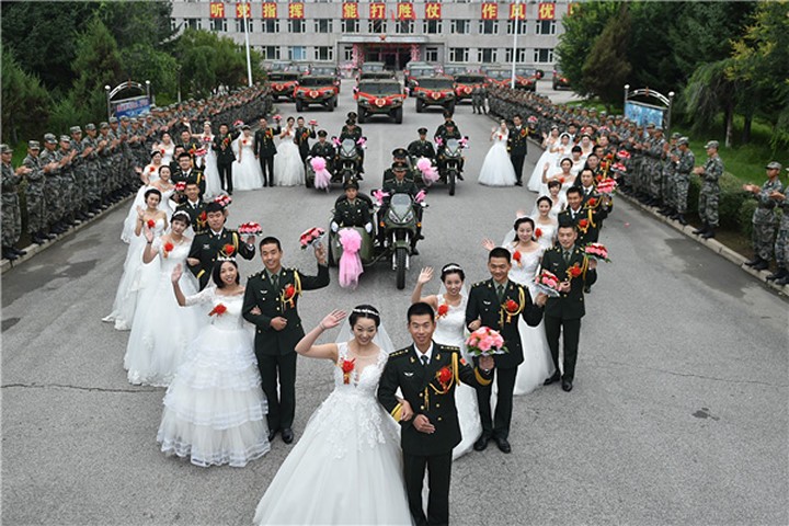 Đám cưới tập thể rước dâu bằng xe quân sự ở Trung Quốc