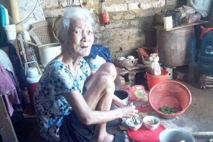 Rơi nước mắt nhìn cụ bà 95 tuổi sống cô đơn trong căn nhà để xe tang