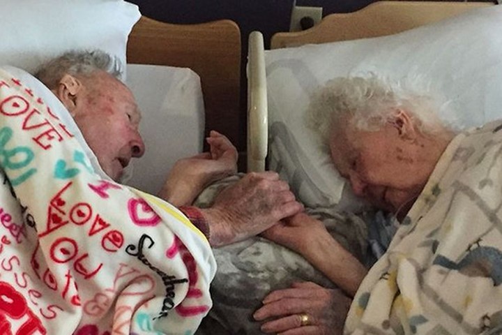Xúc động cụ ông 100 tuổi nắm chặt tay vợ trong phút hấp hối