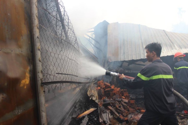 Cháy cơ sở sản xuất gỗ, 1000m2 nhà xưởng bị thiêu rụi