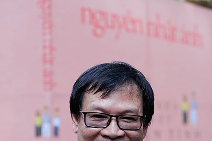 Hàng ngàn người nối dài đợi xin chữ ký nhà văn Nguyễn Nhật Ánh