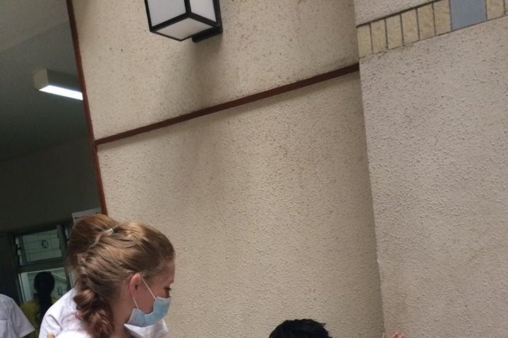 Nữ sinh Đan Mạch xinh đẹp quỳ xuống nâng niu bệnh nhân nhí ở Bạch Mai