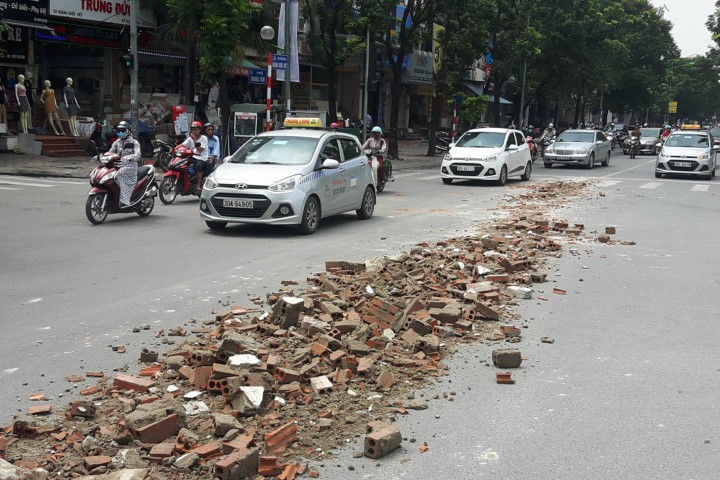 Truy tìm xe tải đổ chất thải giữa phố Hà Nội