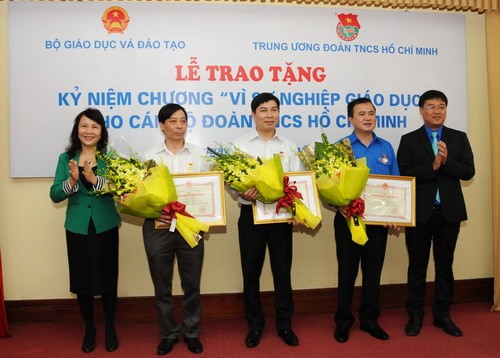 Thứ trưởng Nguyễn Thị Nghĩa trao tặng KNC Vì nghiệp giáo dục cho các cán bộ T.Ư Đoàn