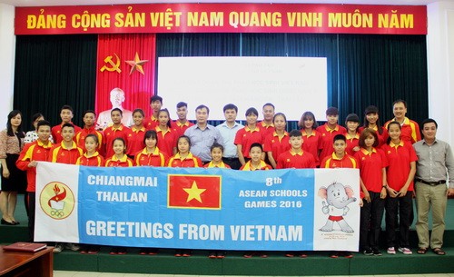 Ông Ngũ Duy Anh tặng hoa cho Đoàn Thể thao học sinh Việt Nam trước thềm ASEAN School Games lần thứ 8