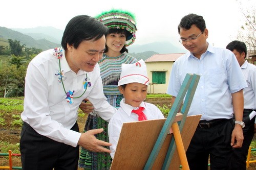 Bộ trưởng Phùng Xuân Nhạ thăm những trường học khó khăn nhất tỉnh Lào Cai