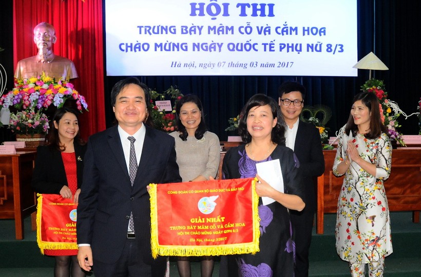 Bộ trưởng Phùng Xuân Nhạ trao giải Nhất cho Công đoàn cơ sở Văn phòng Bộ