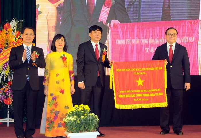 Đồng chí Hoàng Trung Hải trao tặng Cờ thi đua của Chính phủ cho lãnh đạo Đảng ủy Khối các trường ĐH, CĐ Hà Nội 