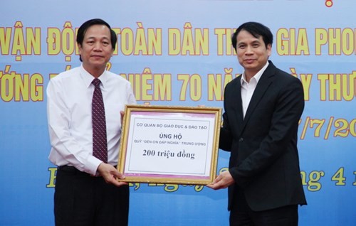 Thứ trưởng Bộ GD&ĐT Phạm Mạnh Hùng trao 200 triệu đồng của cơ quan Bộ GD&ĐT ủng hộ Quỹ Đền ơn đáp nghĩa T.Ư 