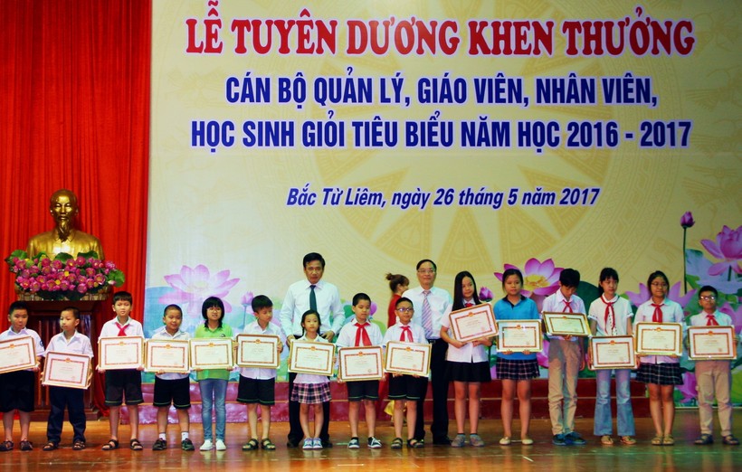 Ông Phạm Văn Đại và ông Nguyễn Công Khanh trao tặng giấy khen và phần thưởng cho các HS đạt giải quốc tế
