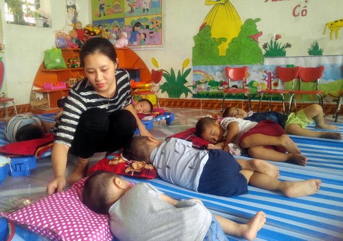 Giờ ngủ trưa của học sinh ở trường mầm non Thị Trấn Phong Châu ( Phú Thọ).
