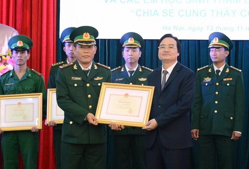  Bộ trưởng Phùng Xuân Nhạ tặng Bằng khen cho 60 thầy giáo mang quân hàm xanh