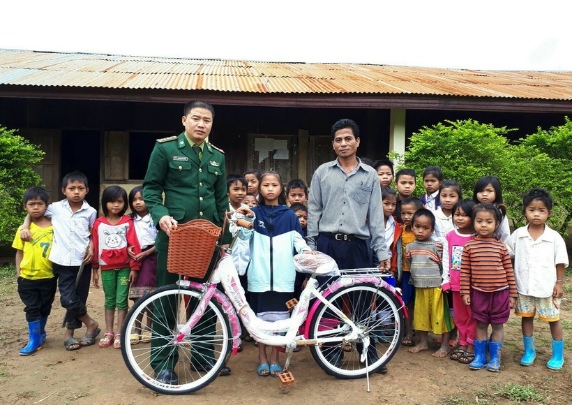 Báo Giáo dục và Thời đại tặng xe đạp cho học sinh trường TH La Lay A Sói