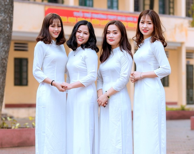 Nữ sinh dịu dàng trong tà áo dài trắng tinh khôi cùng lưu lại những kỉ niệm tại lễ tri ân và trưởng thành