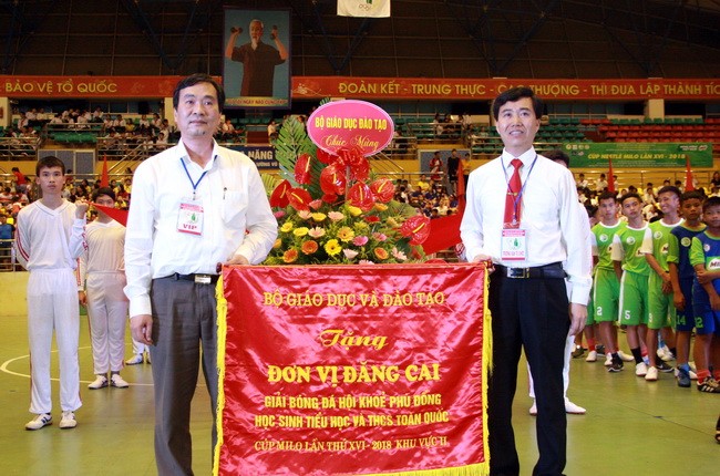 Ông Ngũ Duy Anh (bên trái) tặng cờ lưu niệm cho Sở GD&ĐT Bắc Ninh- Đơn vị đăng cai 