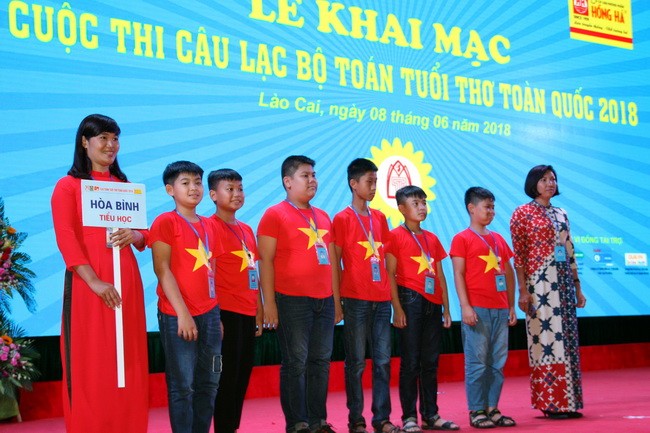 Màn ra mắt của đội thi các tỉnh tại lễ khai mạc cuộc thi