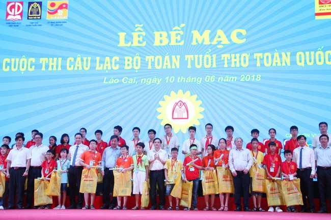 Lãnh đạo NXB Giáo dục Việt Nam và các đại biểu trao Huy chương vàng cho 30 học sinh