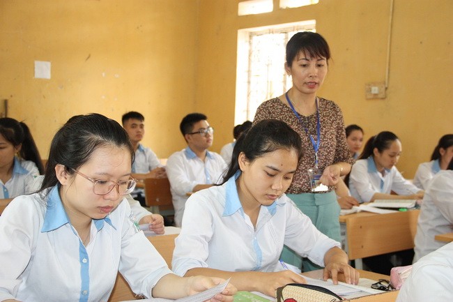 Học trò Trường THPT Long Châu Sa miệt mài ôn tập kiến thức trước kỳ thi