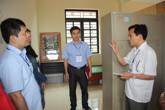 Ông Mai Văn Trinh nhắc nhở cán bộ ở điểm thi Trường THPT số 1 huyện Sa Pa (Lào Cai) về công tác đề thi