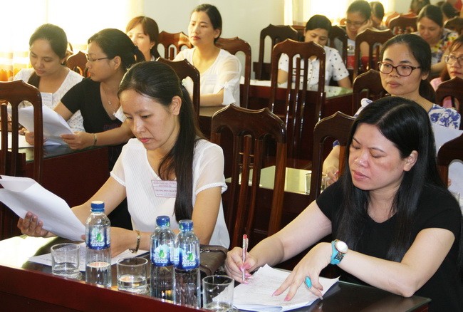 Các cán bộ chấm thi tự luận của Hội đồng thi Sở GD&ĐT Ninh Bình tại buổi khai mạc chấm thi. Ảnh: Trung Toàn