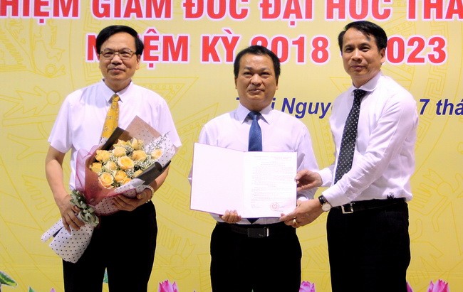 Thứ trưởng Phạm Mạnh Hùng trao quyết định bổ nhiệm nhân sự cho tân Giám đốc ĐHTN - GS.TS Phạm Hồng Quang