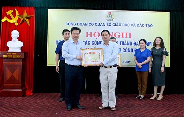 Thứ trưởng Nguyễn Hữu Độ trao bằng khen cho cá nhân có thành tích xuất sắc trong hoạt động công đoàn Cơ quan Bộ GD&ĐT