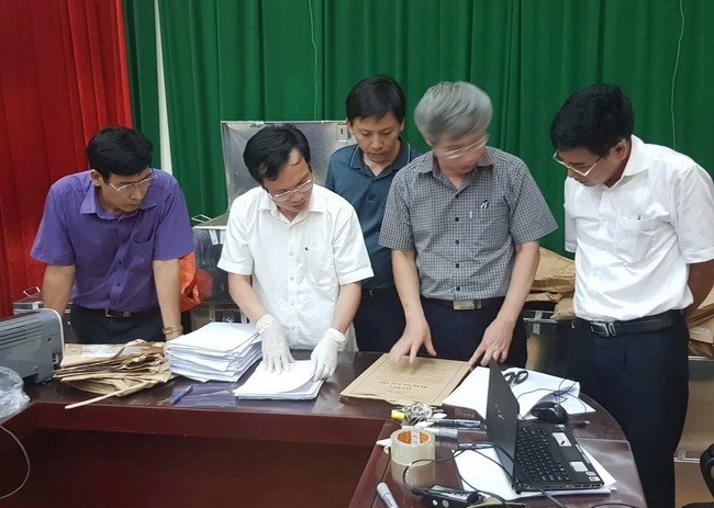 Ông Mai Văn Trinh cùng các thành viên tổ công tác kiểm tra, xác minh túi đựng bài thi