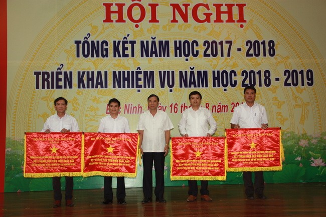 Ông Nguyễn Hữu Quất trao tặng cờ thi đua của Bộ GD&ĐT cho các tập thể