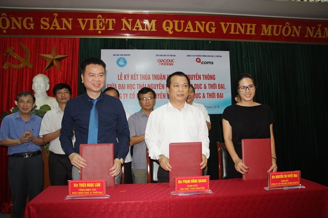 GS.TS Phạm Hồng Quang cùng ông Triệu Ngọc Lâm, bà Nguyễn Tuyết Mai kí kết hợp tác truyền thông