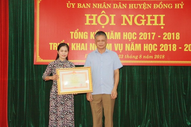  Ông Nguyễn Mạnh Sơn trao tặng Bằng khen Thủ tướng Chính phủ cho trường Tiểu học Trại Cau