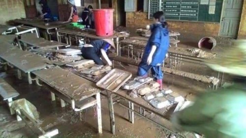 Trường Tiểu học và THCS xã Nà Ớt hầu như không còn lại tài sản gì sau lũ, giáo viên, nhân viên nhà trường đang vớt vát lại đồ dùng bếp ăn bán trú của học sinh.