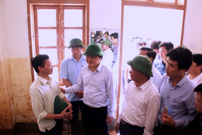 Bộ trưởng Phùng Xuân Nhạ động viên thầy cô Trường PTDTBT Nà Ớt  vượt qua khó khăn chuẩn bị tốt cho ngày khai giảng năm học mới