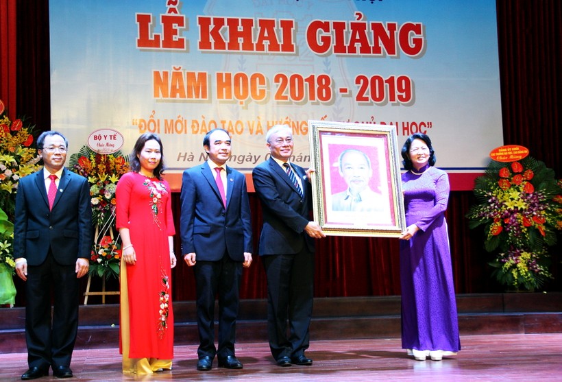 Phó Chủ tịch nước Đặng Thị Ngọc Thịnh trao tặng ảnh Bác Hồ cho Trường ĐH Y Hà Nội