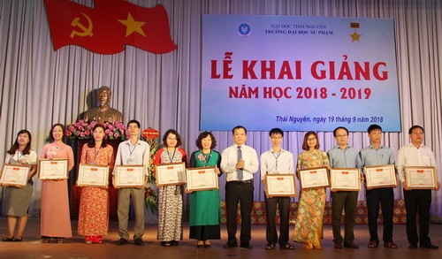 GS.TS Phạm Hồng Quang khen tặng những cán bộ, giảng viên của trường ĐH Sư phạm có thành tích xuất sắc.