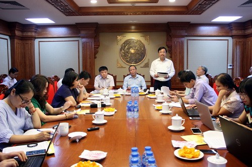 Ông Hoàng Lê Bách – Tổng Giám đốc NXBGDVN thông tin cho báo chí về tình hình in ấn và phát hành SGK