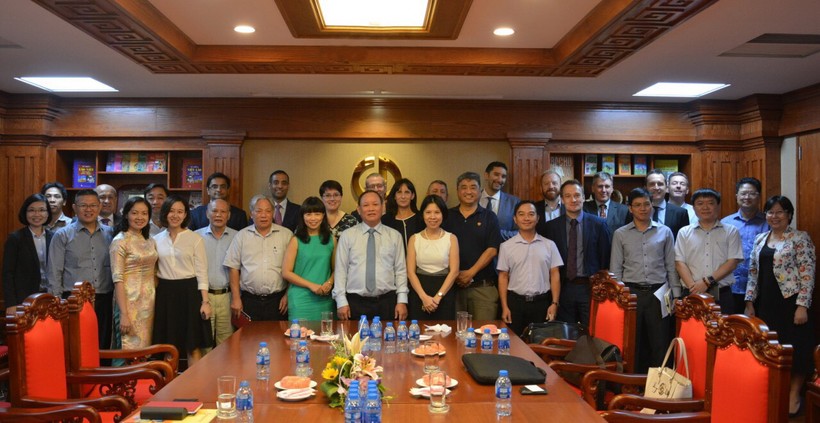 Lãnh đạo NXB Giáo dục Việt Nam cùng các NXB, doanh nghiệp Vương quốc Anh tại buổi làm việc