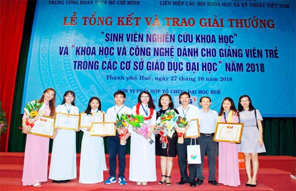 Đoàn cán bộ, giảng viên, sinh viên Trường ĐH Sư phạm Thái Nguyên tại Lễ trao giải