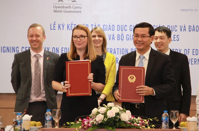 Thứ trưởng Nguyễn Văn Phúc và bà Kirsty William ký kết văn bản hợp tác về giáo dục