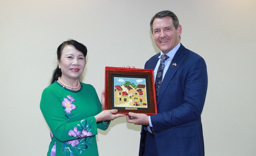  Thứ trưởng Nguyễn Thị Nghĩa tặng bức bích họa Phố phường Hà Nội cho Thủ hiến bang Bắc Australia Michael Gunner