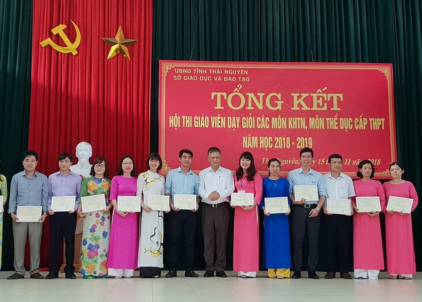 Phó Giám đốc Sở GD&ĐT Nguyễn Mạnh Sơn trao tặng giấy chứng nhận giáo viên đạt danh hiệu dạy giỏi