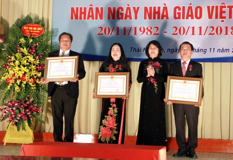 Phó Chủ tịch nước trao tặng Huân chương Lao động cho các cán bộ của ĐH Thái Nguyên