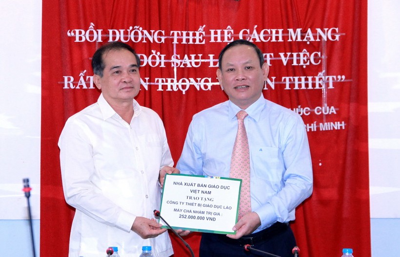 Ông Nguyễn Đức Thái trao tặng bộ máy thiết bị cho Công ty Thiết bị Giáo dục Lào