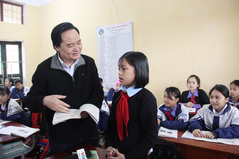 Bộ trưởng Phùng Xuân Nhạ trò chuyện với học sinh trường PTDTNT THCS huyện Văn Yên 