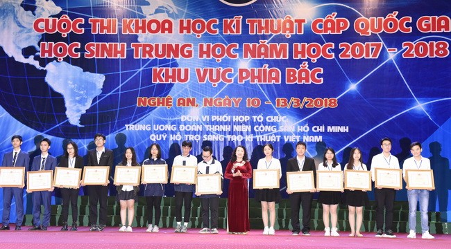 Thứ trưởng Nguyễn Thị Nghĩa trao giải Nhất cho các tác giả/nhóm tác giả có dự án đoatk giải