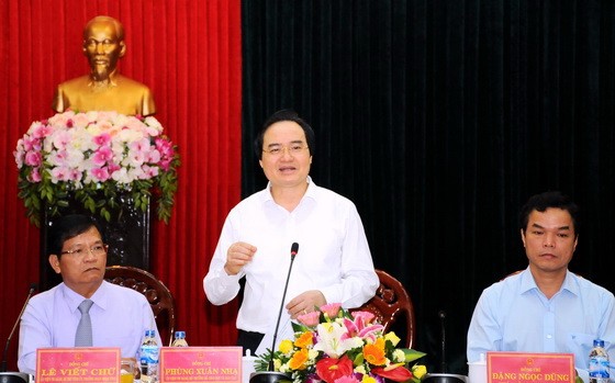 Bộ trưởng Phùng Xuân Nhạ tìm giải pháp phát triển giáo dục vùng khó Quảng Ngãi