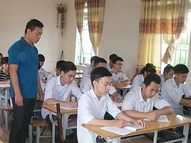 Thầy Đặng Quốc Hùng với những học sinh thân yêu.