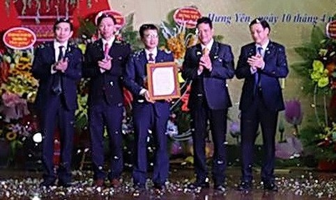 Ông Nguyễn Xuân Hải trao giấy chứng nhận cho Ban giám hiệu và Chủ tịch Hội đồng Trường Đại học Kỹ thuật Hưng Yên.